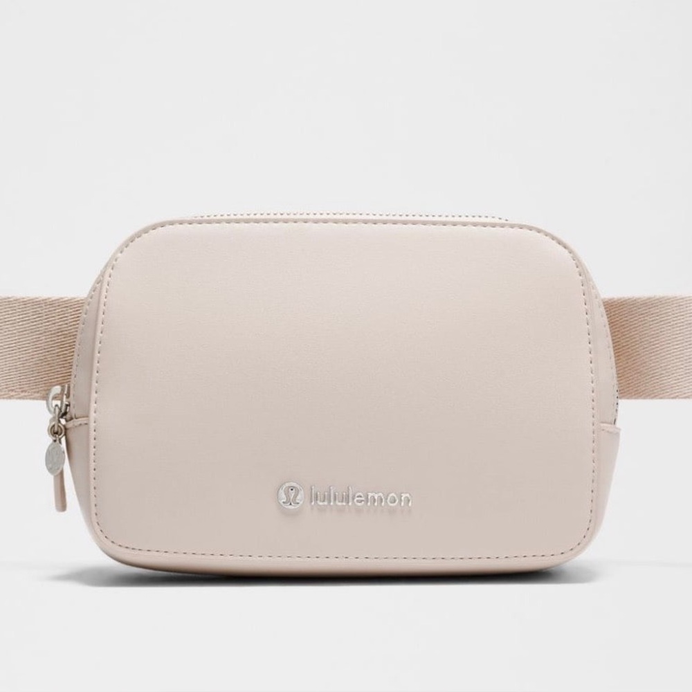 Lululemon Everywhere Belt Bag 1L
Leather Alternative Cashew NWT
